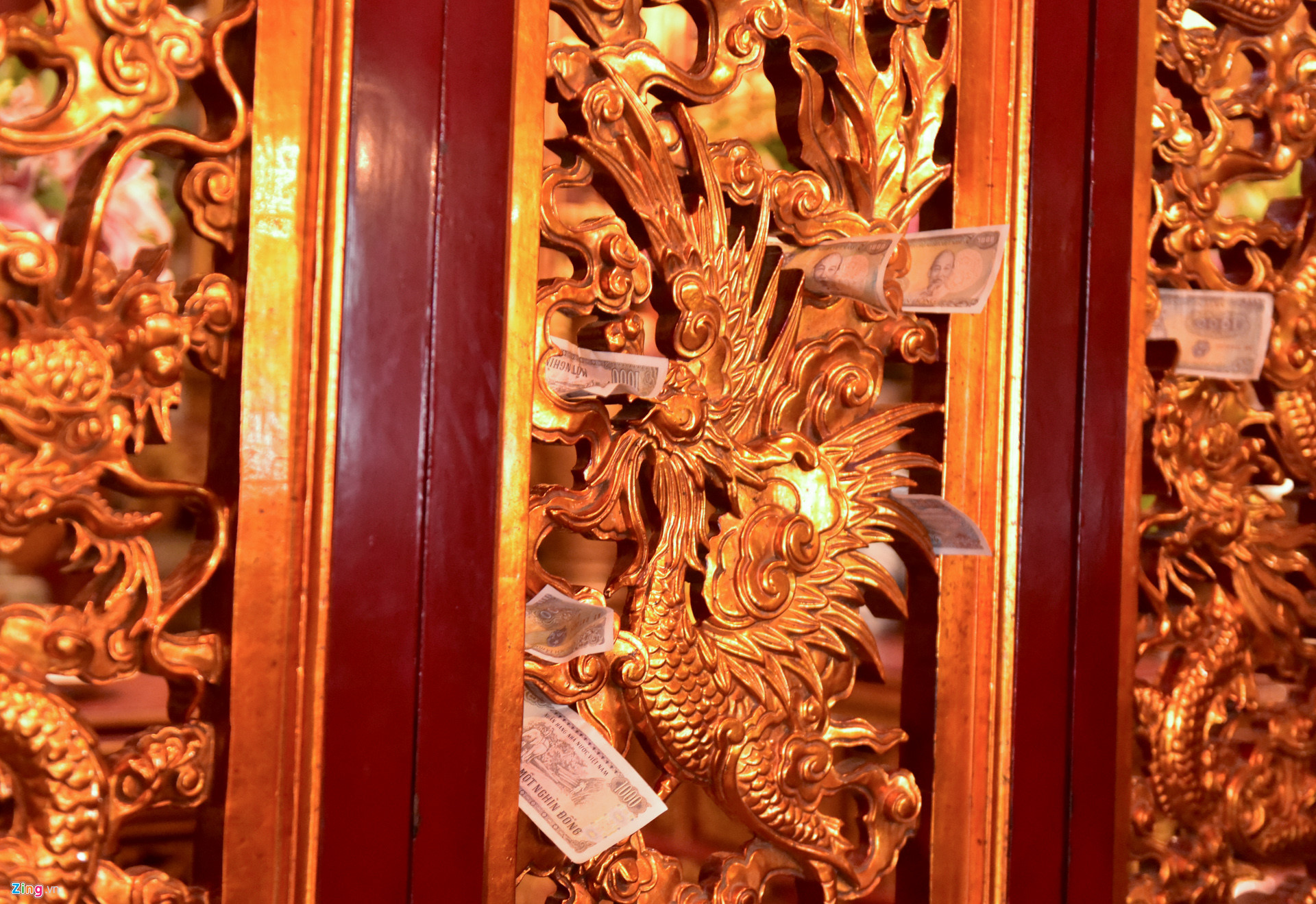 Video ảnh: Công an ngăn người mặc quần đùi, váy ngắn vào Đền Hùng