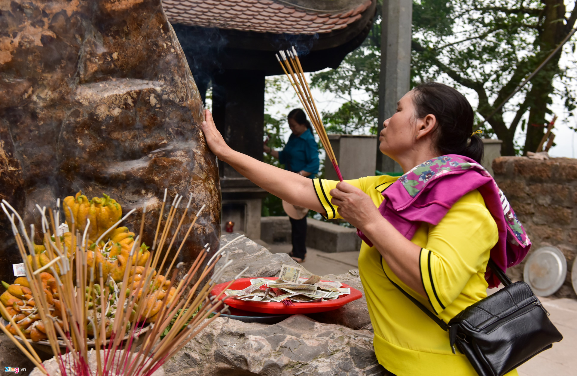 Video ảnh: Công an ngăn người mặc quần đùi, váy ngắn vào Đền Hùng