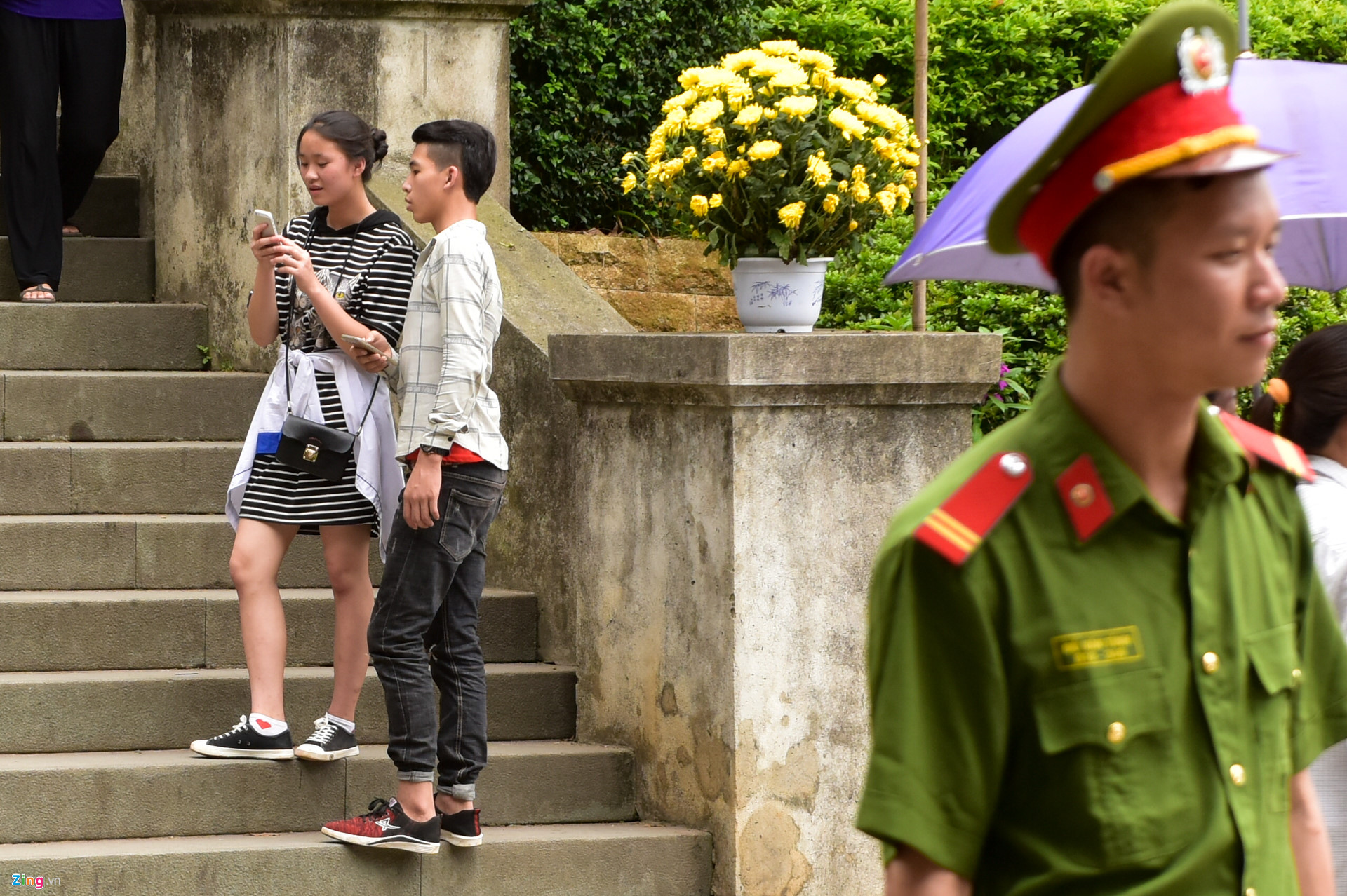 Video ảnh: Công an ngăn người mặc quần đùi, váy ngắn vào Đền Hùng