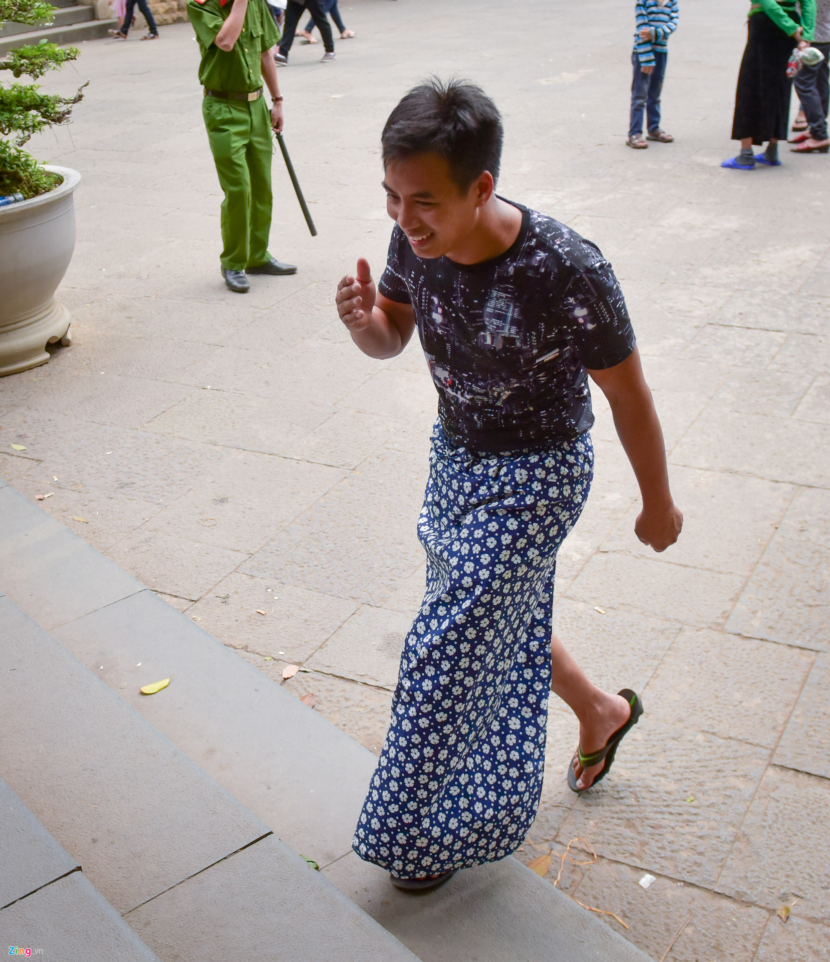 Video ảnh: Công an ngăn người mặc quần đùi, váy ngắn vào Đền Hùng