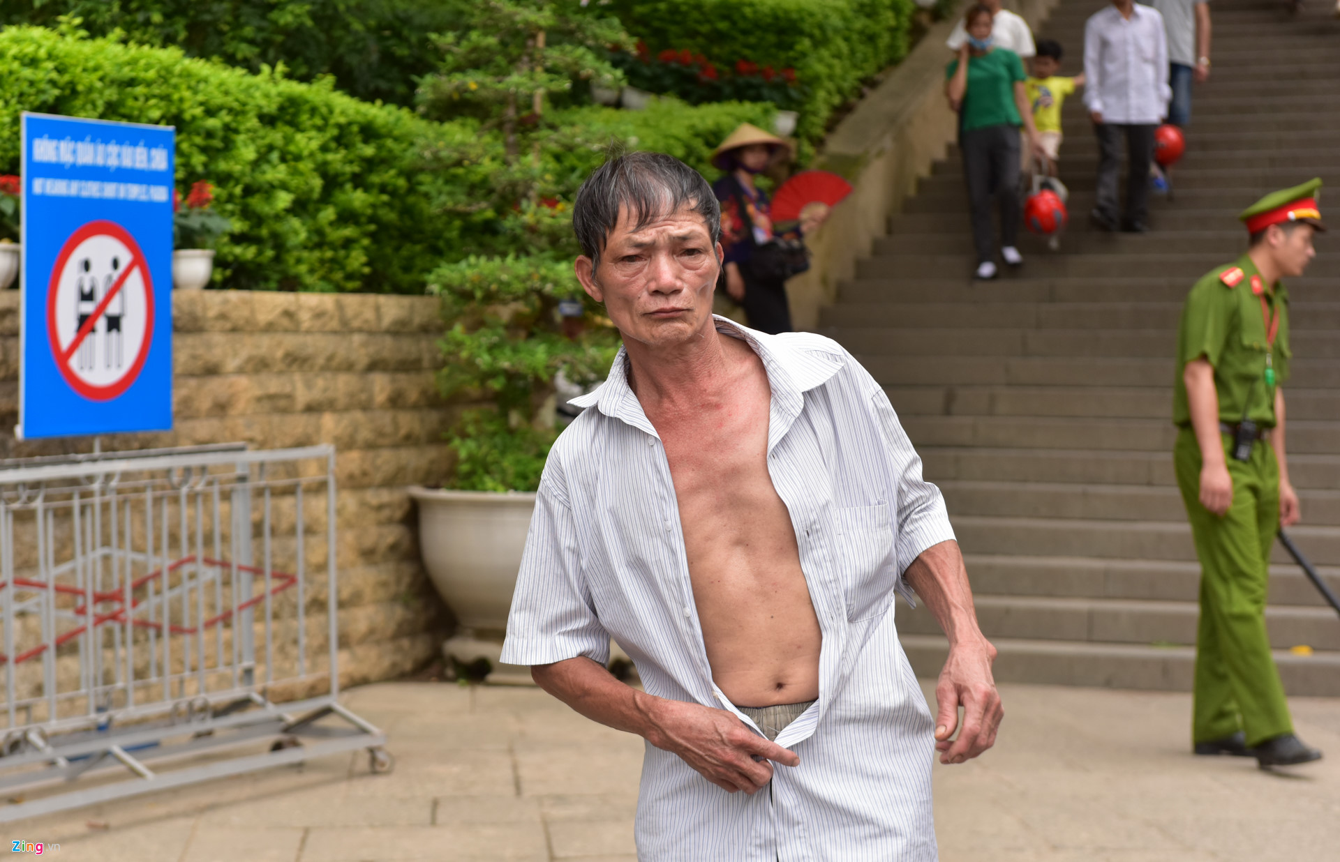 Video ảnh: Công an ngăn người mặc quần đùi, váy ngắn vào Đền Hùng