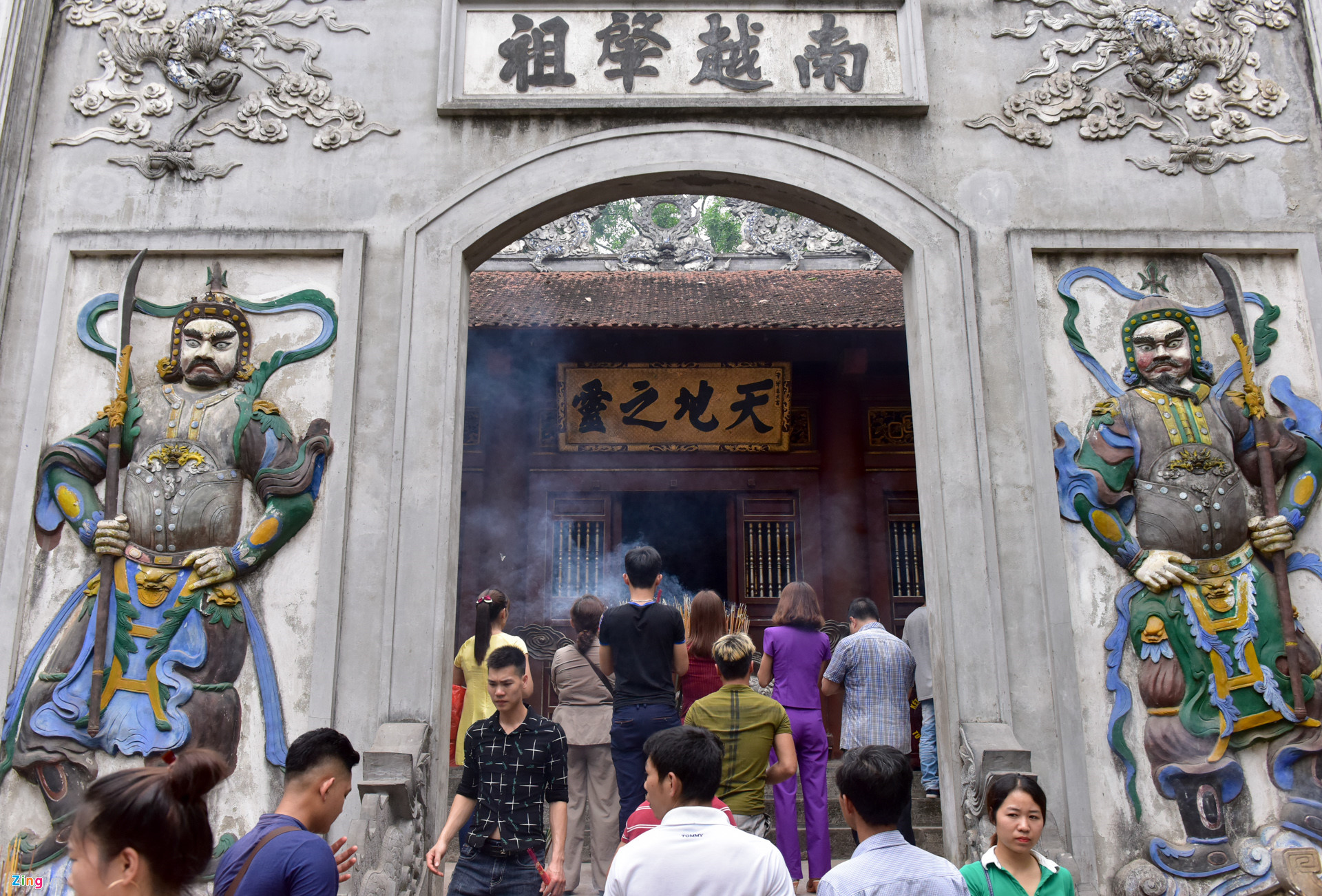 Video ảnh: Công an ngăn người mặc quần đùi, váy ngắn vào Đền Hùng