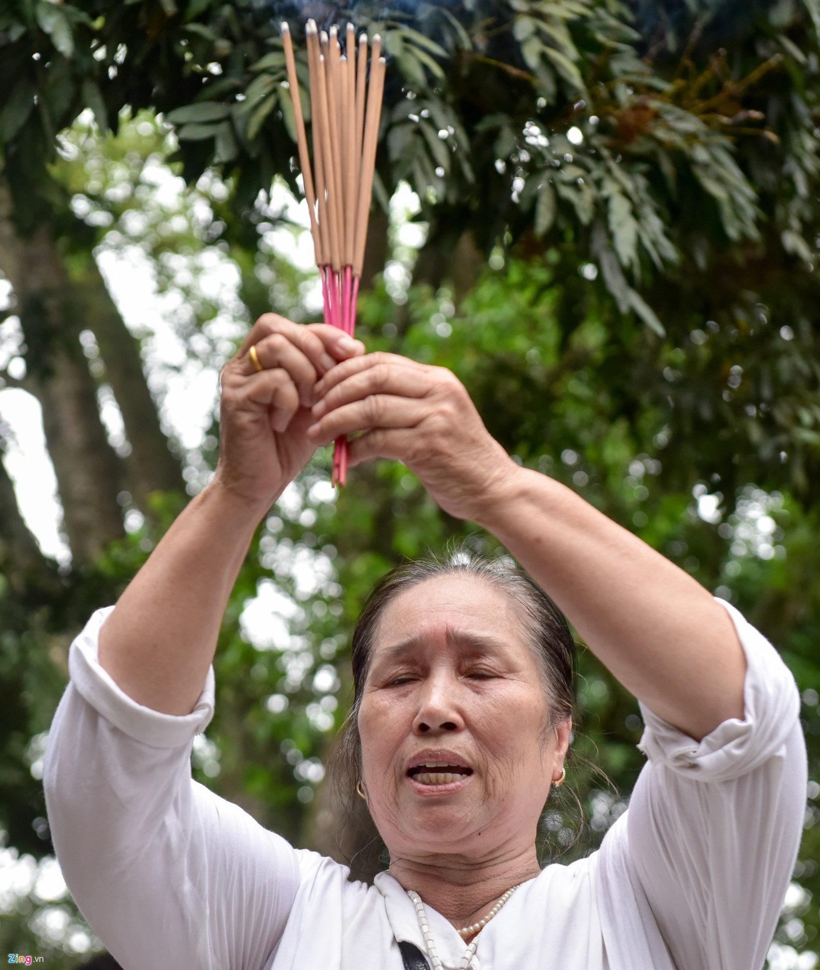 Video ảnh: Công an ngăn người mặc quần đùi, váy ngắn vào Đền Hùng