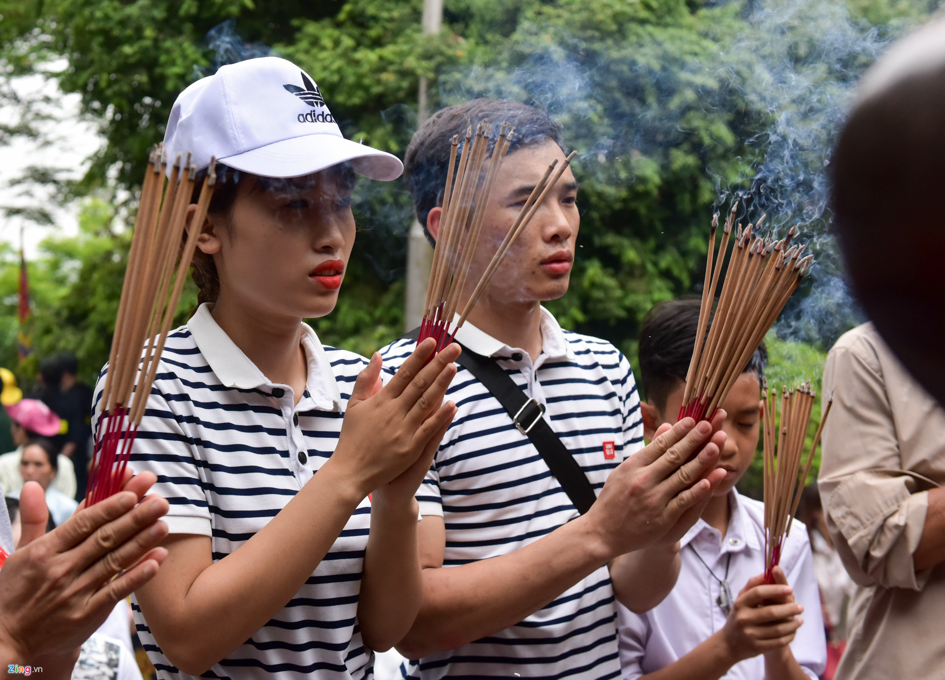 Video ảnh: Công an ngăn người mặc quần đùi, váy ngắn vào Đền Hùng