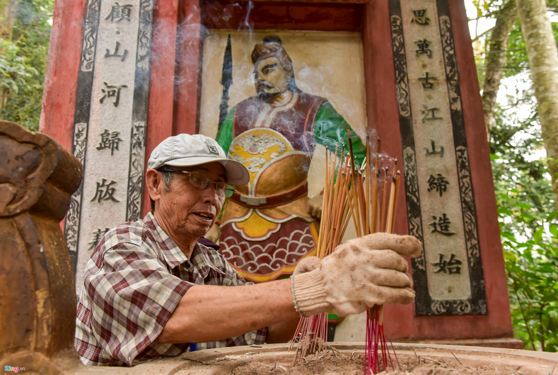 Video ảnh: Công an ngăn người mặc quần đùi, váy ngắn vào Đền Hùng