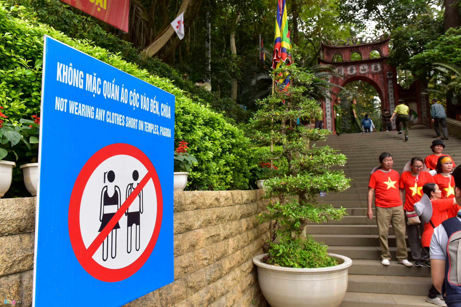 Video ảnh: Công an ngăn người mặc quần đùi, váy ngắn vào Đền Hùng