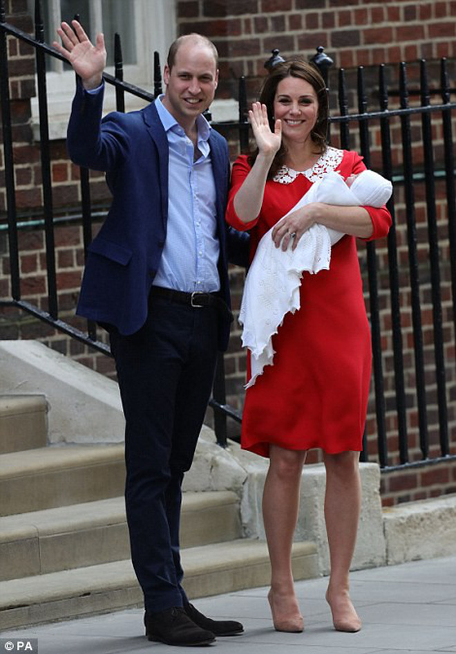 Chỉ vài tiếng sau sinh, hoàng tử nhí nước Anh lần đầu tiên xuất hiện trước công chúng bên bố mẹ