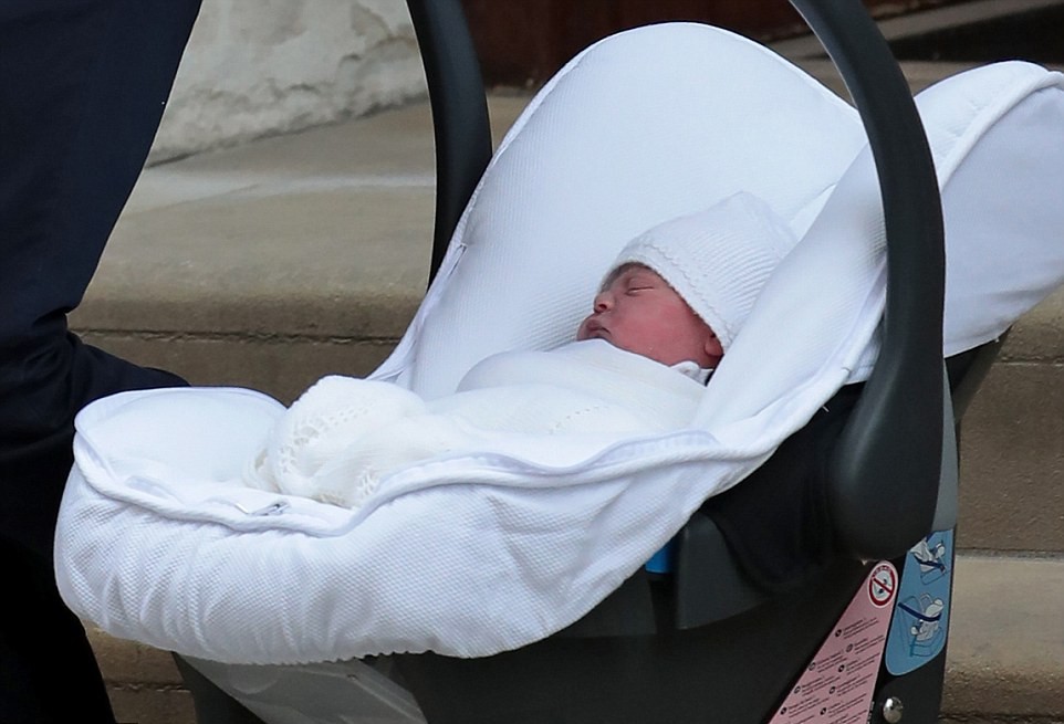 Chỉ vài tiếng sau sinh, hoàng tử nhí nước Anh lần đầu tiên xuất hiện trước công chúng bên bố mẹ