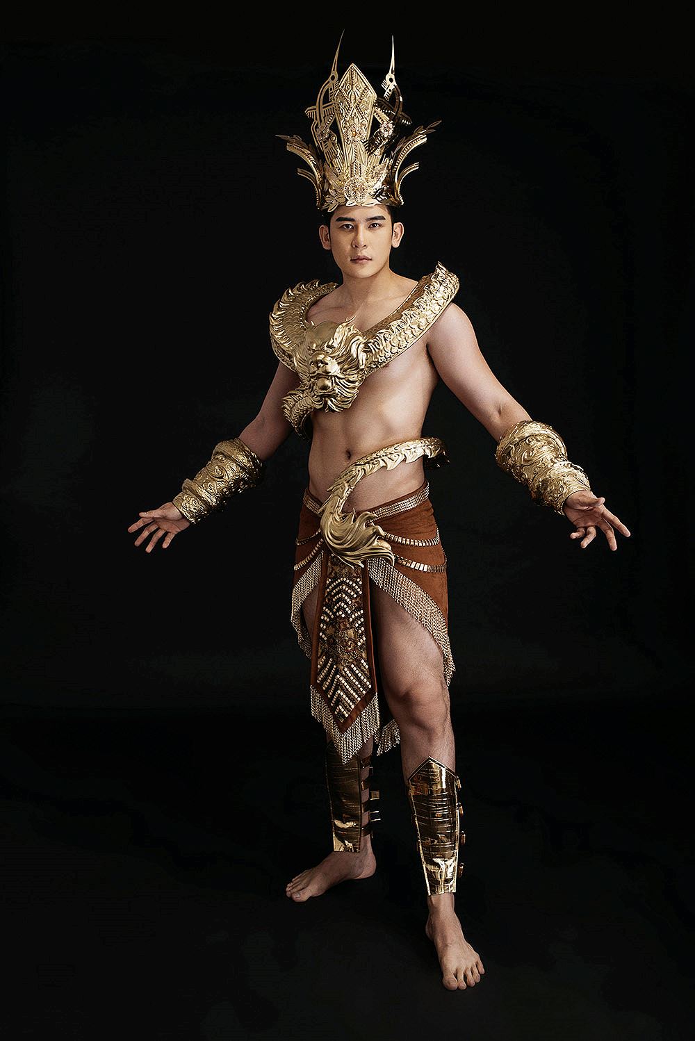 Đại diện Việt Nam mang trang phục dát vàng nặng 40kg đến cuộc thi Mister International
