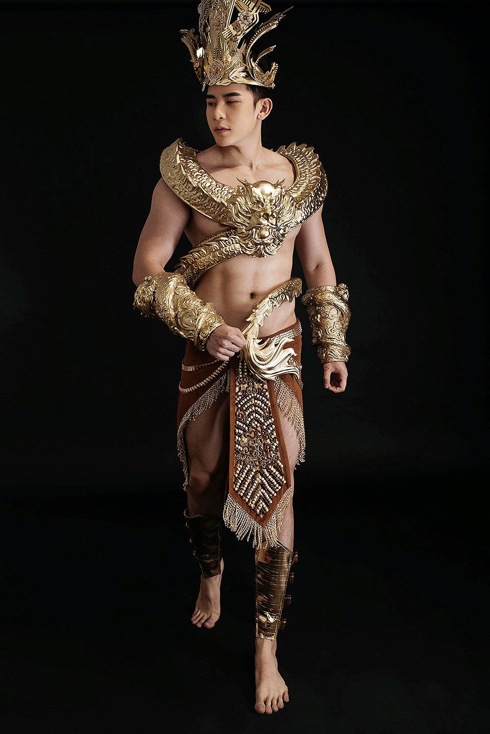 Đại diện Việt Nam mang trang phục dát vàng nặng 40kg đến cuộc thi Mister International