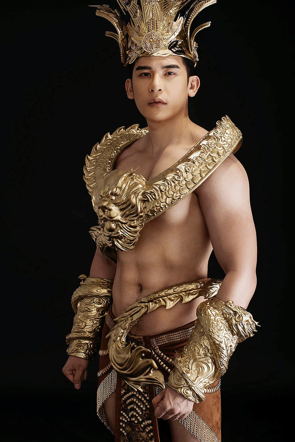 Đại diện Việt Nam mang trang phục dát vàng nặng 40kg đến cuộc thi Mister International