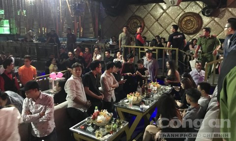 Hơn 70 thanh niên nhảy nhót lúc rạng sáng trong quán bar