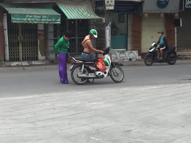 Chiếc khăn trải lên yên xe và lời nói ngại ngùng của tài xế Grabbike