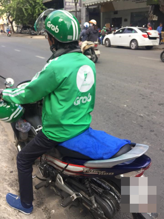 Chiếc khăn trải lên yên xe và lời nói ngại ngùng của tài xế Grabbike