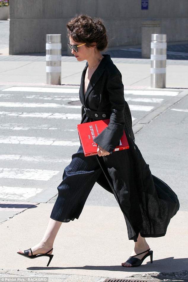 Jennifer Aniston dằn mặt, yêu cầu nữ kiến trúc sư tránh xa Brad Pitt?