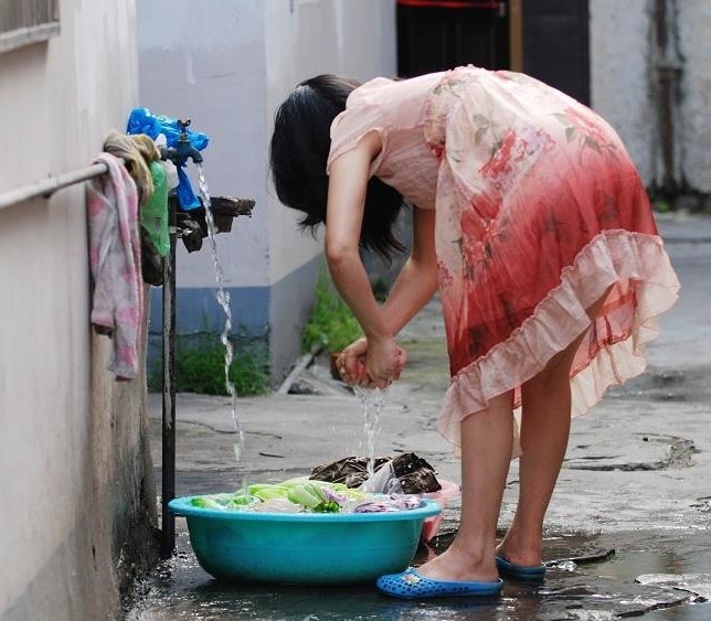 Bà vợ đỉnh nhất mọi thời đại đây rồi: Biết bị phản bội, chỉ bình tĩnh dùng nắm lá mà khiến chồng quỳ gối xin tha