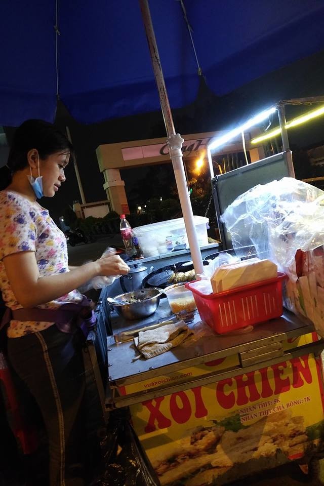 Cô gái bán xôi chiên 5 ngàn tặng kèm áo mưa miễn phí giữa cơn mưa đêm bất chợt khiến ta thêm yêu Sài Gòn