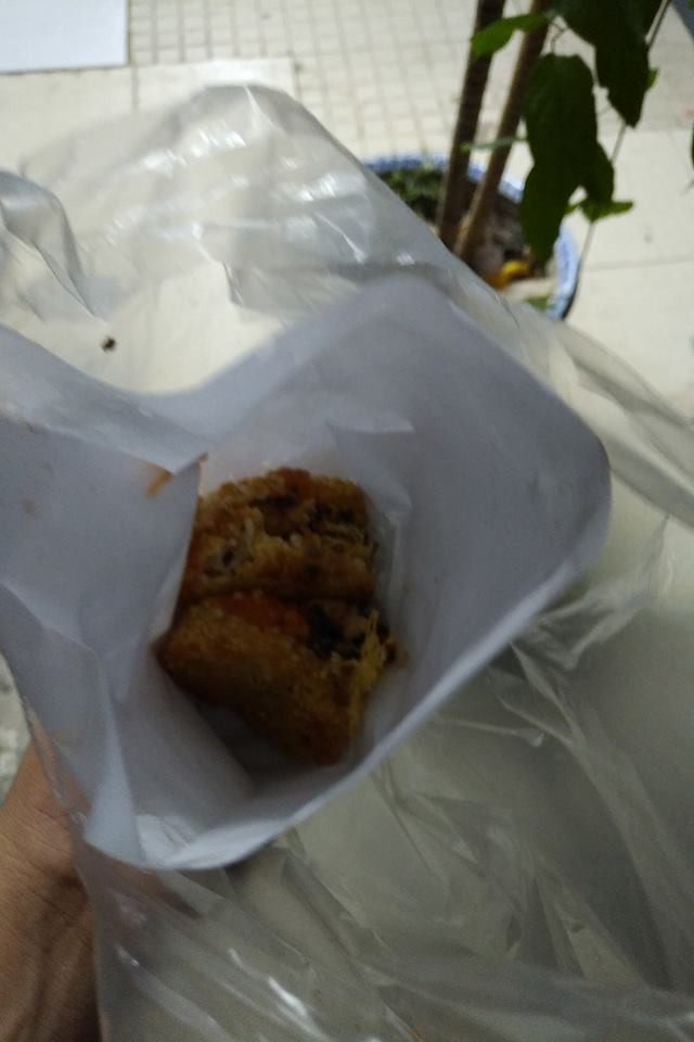 Cô gái bán xôi chiên 5 ngàn tặng kèm áo mưa miễn phí giữa cơn mưa đêm bất chợt khiến ta thêm yêu Sài Gòn