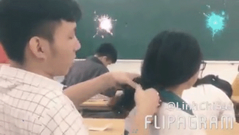 Những thằng con trai hiếm hoi trong lớp Văn thường làm gì: Tết tóc cho các bạn nữ! Những thằng con trai hiếm hoi trong lớp Văn thường làm gì: Tết tóc cho các bạn nữ!