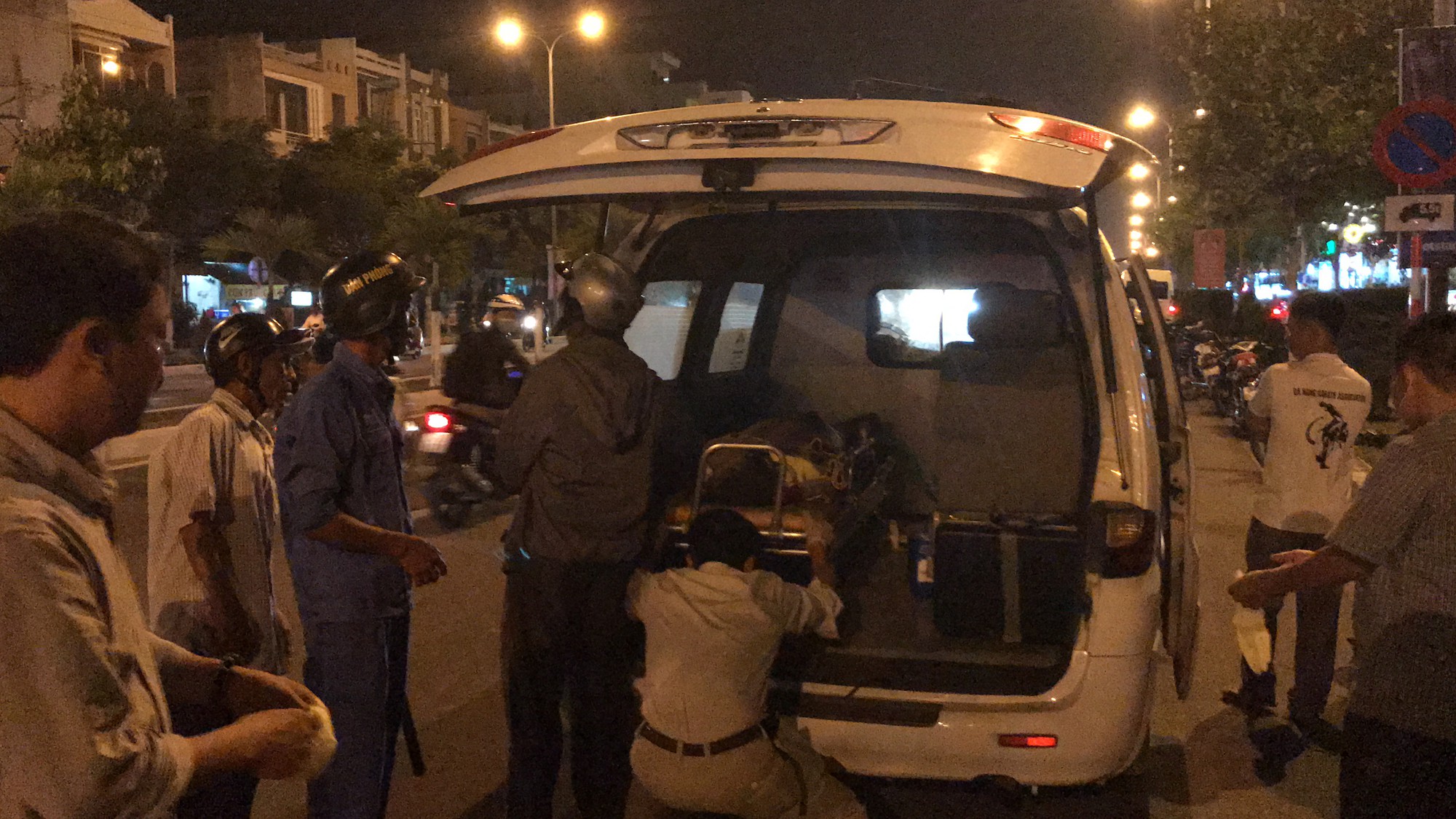 Vừa ăn cơm xong để quay về công trình làm việc, người đàn ông bị xe máy tông chết khi băng qua đường