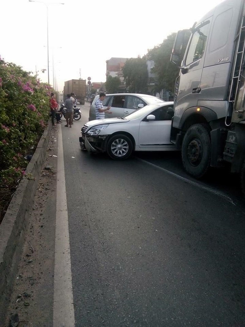 Tai nạn liên hoàn 3 xe dính chặt nhau tại quận 12