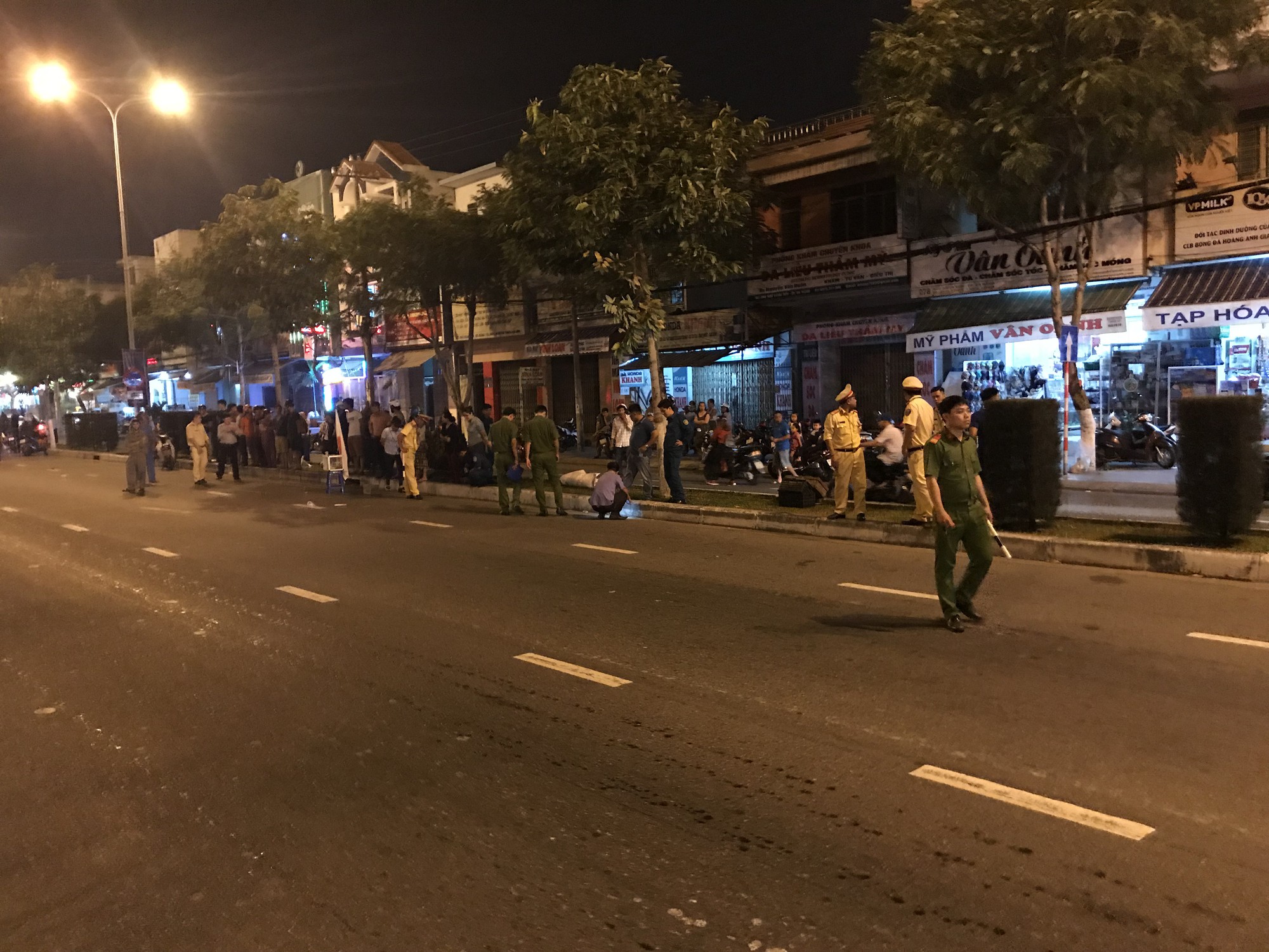 Vừa ăn cơm xong để quay về công trình làm việc, người đàn ông bị xe máy tông chết khi băng qua đường