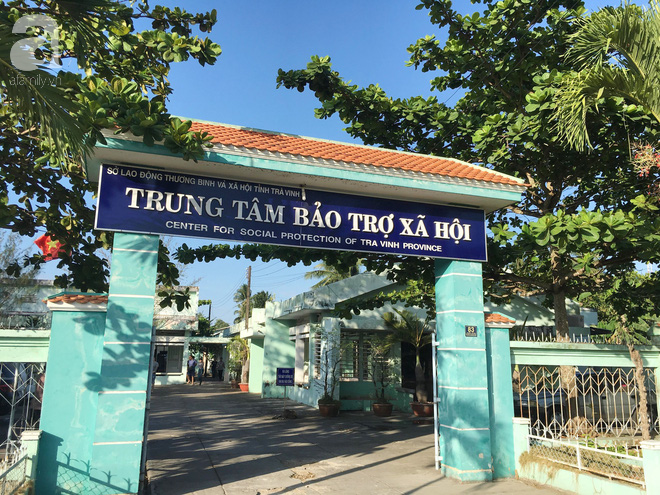 Người đầy vẩy ngứa như da trăn, bé gái 14 tháng tuổi bị bố mẹ bỏ rơi nên không có tiền chữa trị