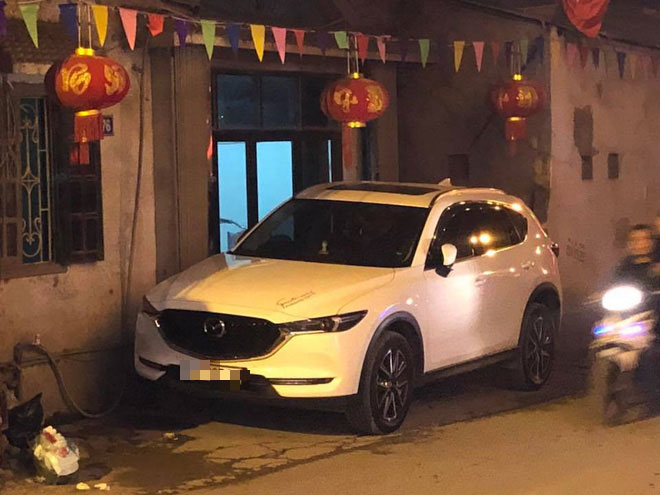 Chuyện thật như đùa: Cả gia đình rơi vào cảnh có nhà mà không thể về vì chiếc xe lạ chặn ngang cửa