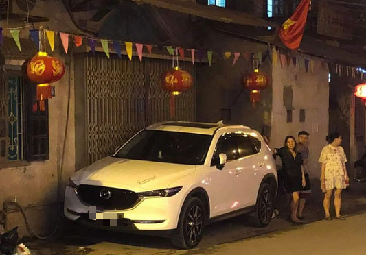 Chuyện thật như đùa: Cả gia đình rơi vào cảnh có nhà mà không thể về vì chiếc xe lạ chặn ngang cửa