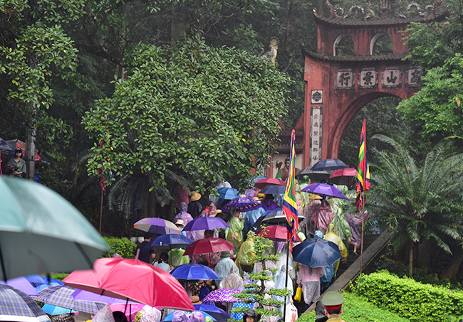 Xúc động hình ảnh ướt đẫm nước mưa của lực lượng an ninh ngày Giỗ Tổ