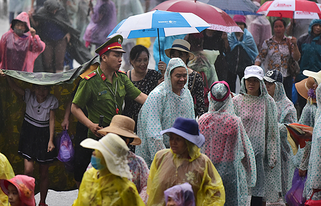 Xúc động hình ảnh ướt đẫm nước mưa của lực lượng an ninh ngày Giỗ Tổ