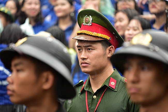 Xúc động hình ảnh ướt đẫm nước mưa của lực lượng an ninh ngày Giỗ Tổ