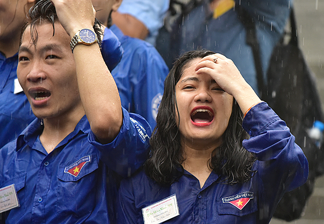 Xúc động hình ảnh ướt đẫm nước mưa của lực lượng an ninh ngày Giỗ Tổ