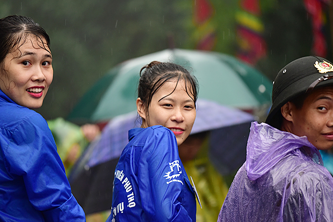 Xúc động hình ảnh ướt đẫm nước mưa của lực lượng an ninh ngày Giỗ Tổ