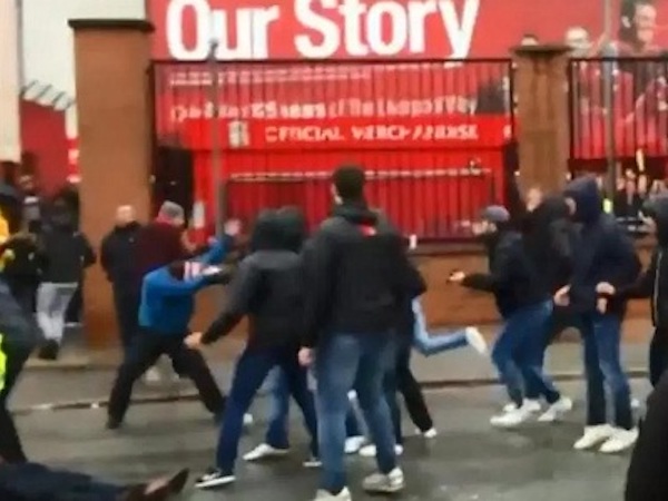 Một CĐV Liverpool bị đâm trước trận đấu Roma