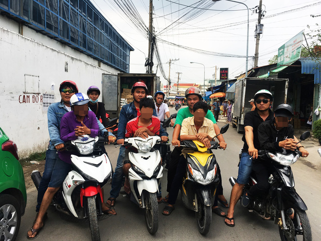 Bình Dương: 3 cha con ngang nhiên dùng gậy đánh người, cướp xe ngay giữa đường