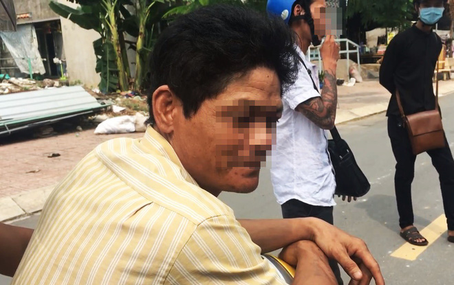 Bình Dương: 3 cha con ngang nhiên dùng gậy đánh người, cướp xe ngay giữa đường