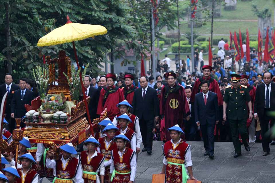 Thủ tướng dâng hương tưởng niệm các vua Hùng Thủ tướng dâng hương tưởng niệm các vua Hùng