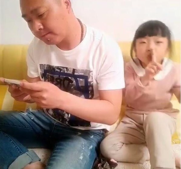 Tức chồng mê game dù đã hứa cai, cô vợ trẻ xông vào tát chồng chảy máu mũi, còn lên mạng khoe chiến tích