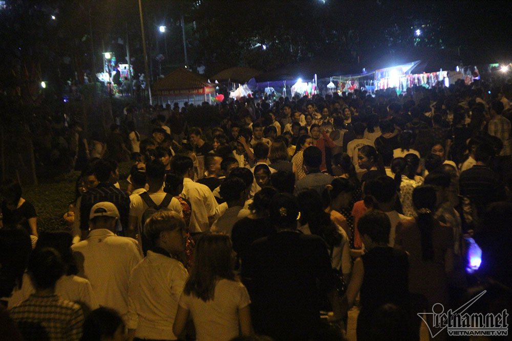 Màn trời, chiếu đất, bám trụ xuyên đêm trước ngày Giỗ Tổ