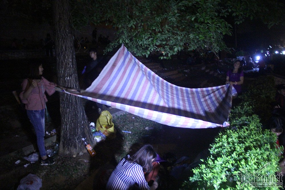 Màn trời, chiếu đất, bám trụ xuyên đêm trước ngày Giỗ Tổ