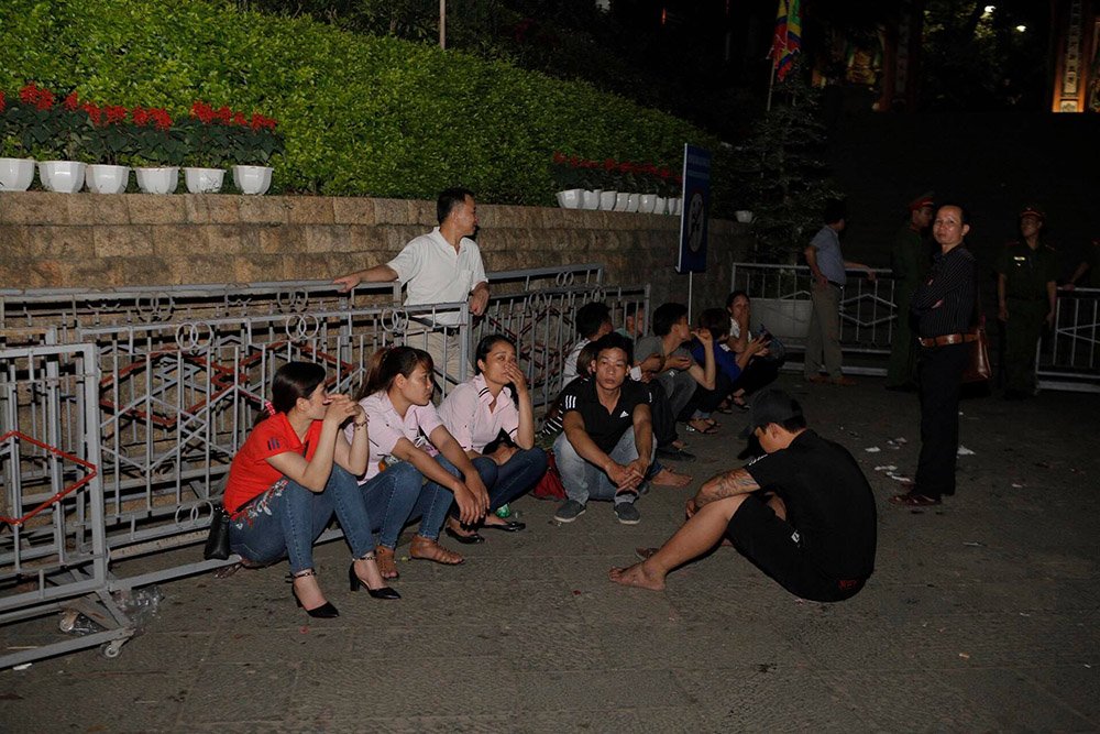 Màn trời, chiếu đất, bám trụ xuyên đêm trước ngày Giỗ Tổ