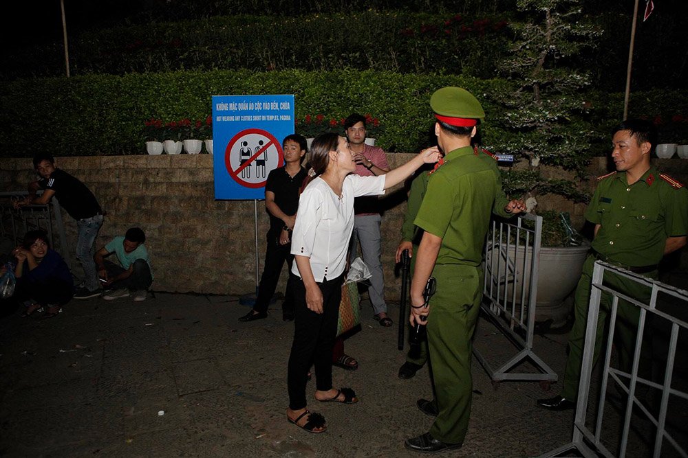 Màn trời, chiếu đất, bám trụ xuyên đêm trước ngày Giỗ Tổ