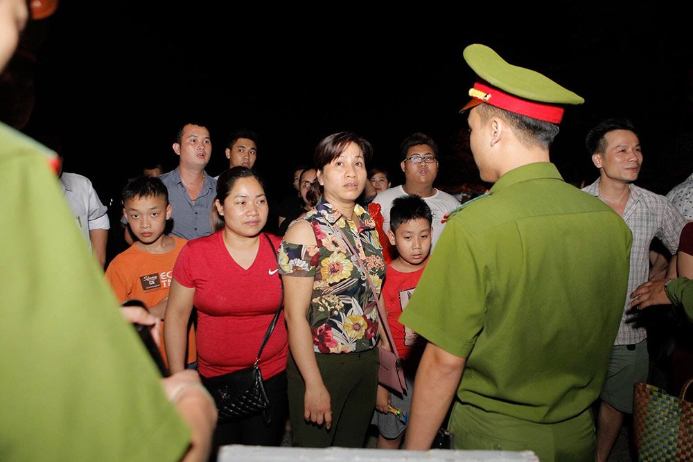 Màn trời, chiếu đất, bám trụ xuyên đêm trước ngày Giỗ Tổ Màn trời, chiếu đất, bám trụ xuyên đêm trước ngày Giỗ Tổ