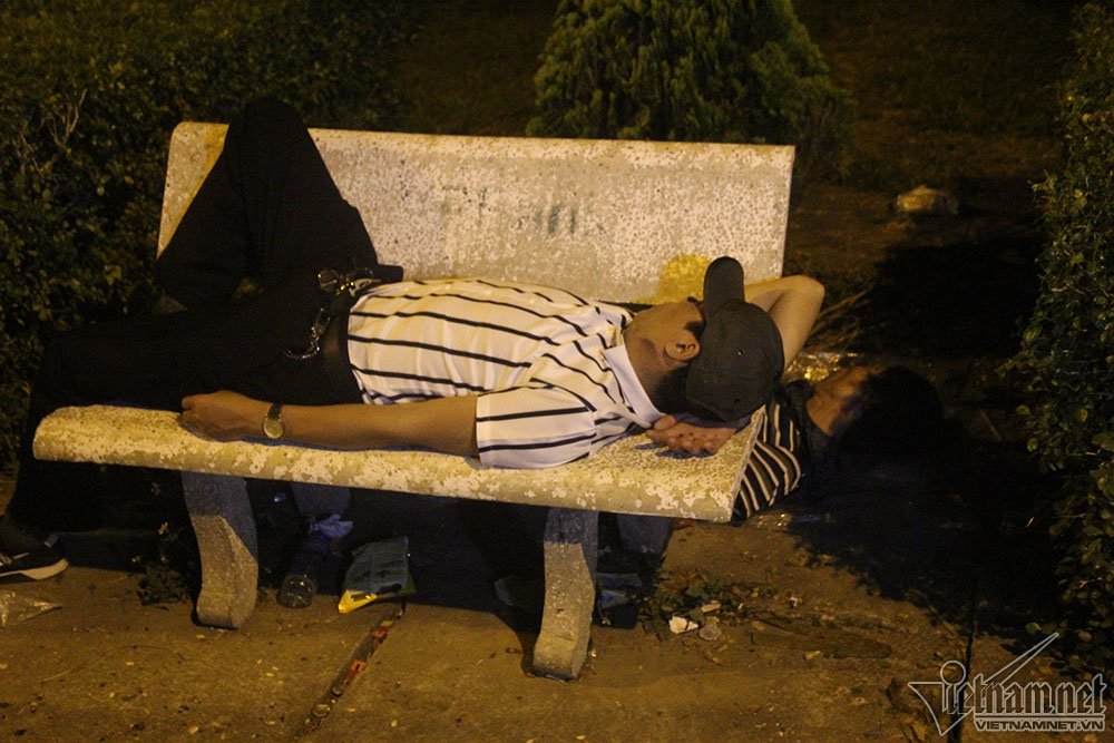 Màn trời, chiếu đất, bám trụ xuyên đêm trước ngày Giỗ Tổ