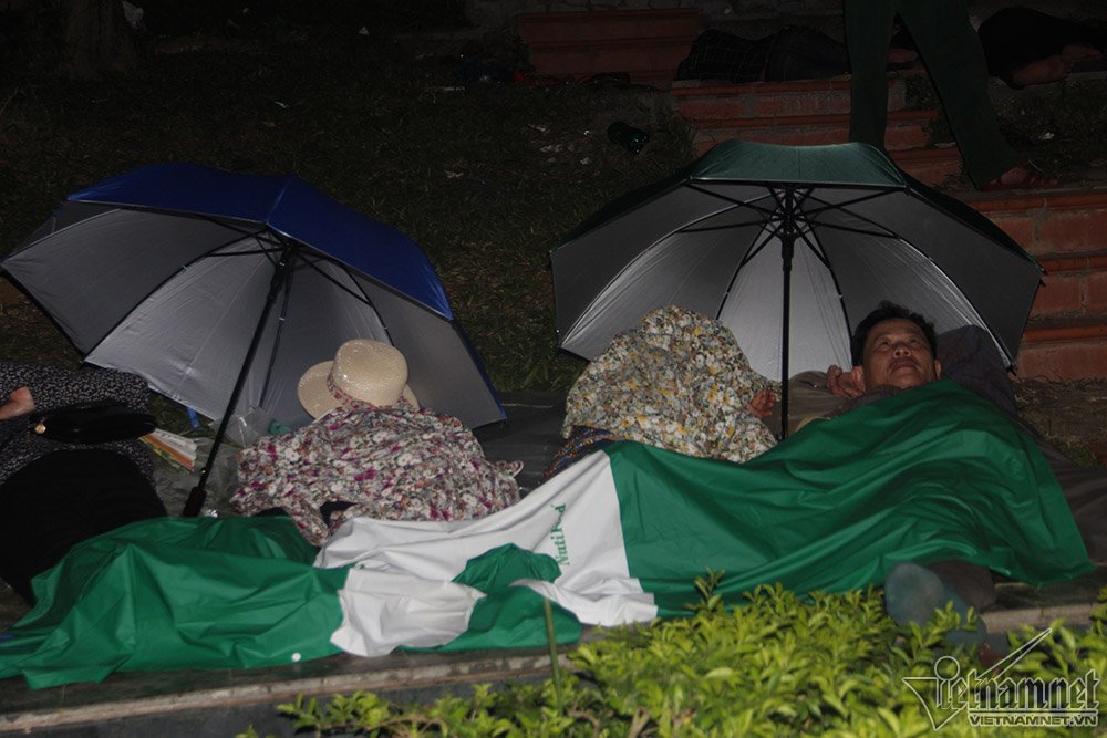 Màn trời, chiếu đất, bám trụ xuyên đêm trước ngày Giỗ Tổ