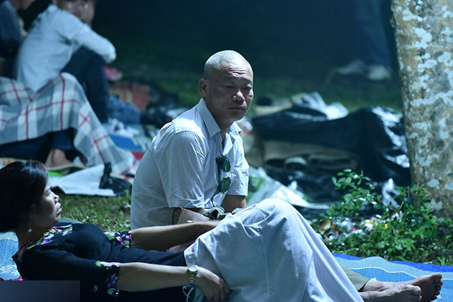 Ảnh: Du khách ngủ la liệt dưới trời mưa lạnh ở Đền Hùng chờ giờ G