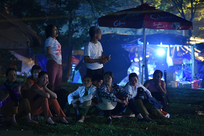 Ảnh: Du khách ngủ la liệt dưới trời mưa lạnh ở Đền Hùng chờ giờ G