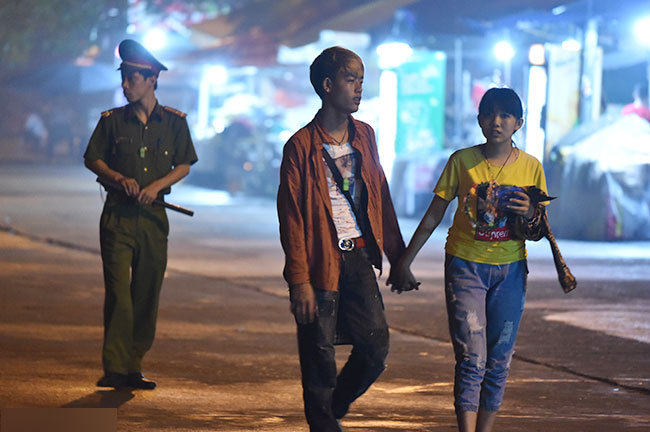 Ảnh: Du khách ngủ la liệt dưới trời mưa lạnh ở Đền Hùng chờ giờ G