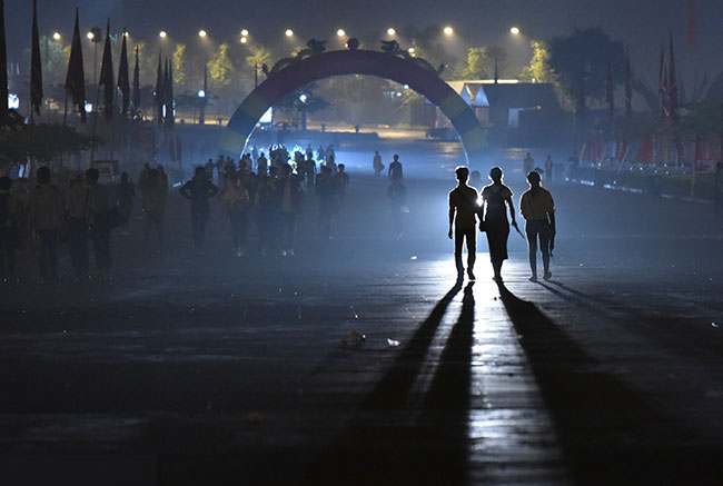 Ảnh: Du khách ngủ la liệt dưới trời mưa lạnh ở Đền Hùng chờ giờ G